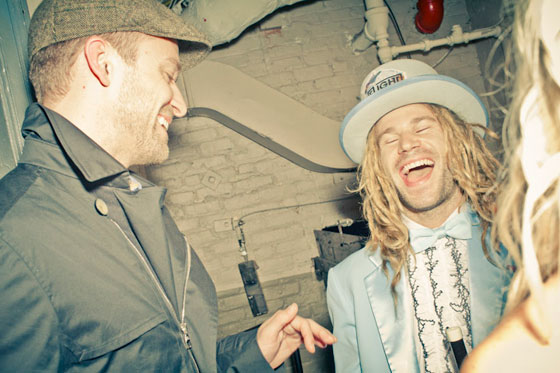 Justin-Timberlake-congratulates-John-Jackson-backstage_560