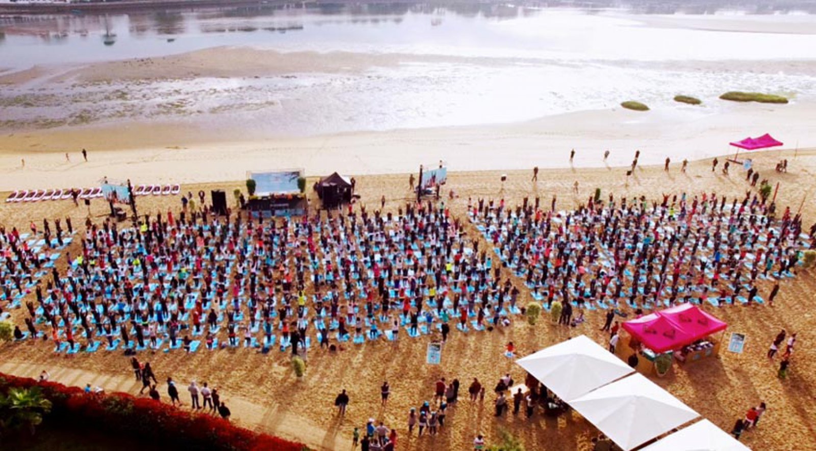 Plus de 2000 filles au #RUNSUPYOGA à Hossegor